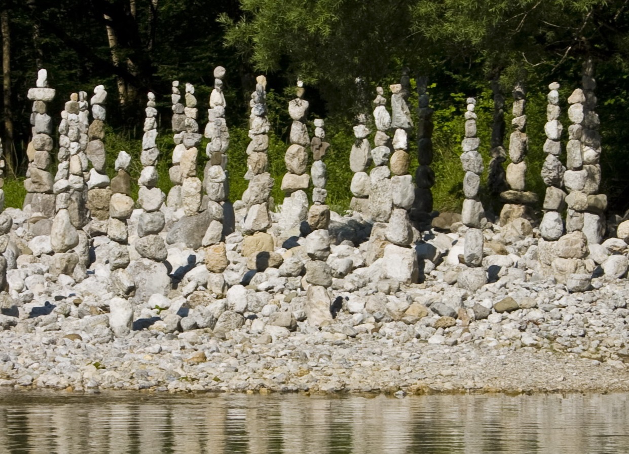 Stehende Steine am See